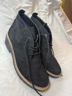 White Mountain Daniella Black Suede Lace-Up Lug Sole Ankle Boots Size 9M
